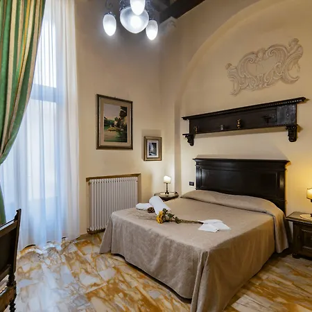 In Centro - Diffuso Couette-café Sienne